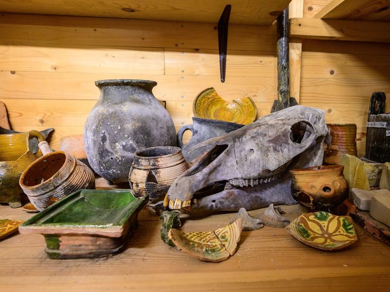 Ausstellungsstücke im Rungholt-Museum an der Nordseekueste, darunter Keramiken. 