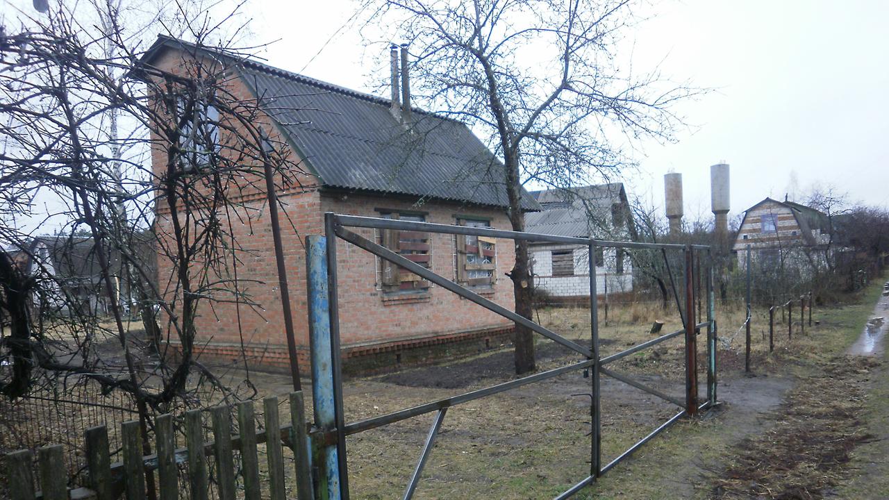 Die Datscha von Olena Lysenko, in die sie mit ihrer Familie beim Beginn der russischen Angriffe auf ihre Heimatstadt Tschernihiw geflüchtet war. Die Fenster sind zum Schutz vor Querschlägern und Splittern vernagelt. Die Datscha von Olena Lysenko, in die sie mit ihrer Familie beim Beginn der russischen Angriffe auf ihre Heimatstadt Tschernihiw geflüchtet war. Die Fenster sind zum Schutz vor Querschlägern und Splittern vernagelt.