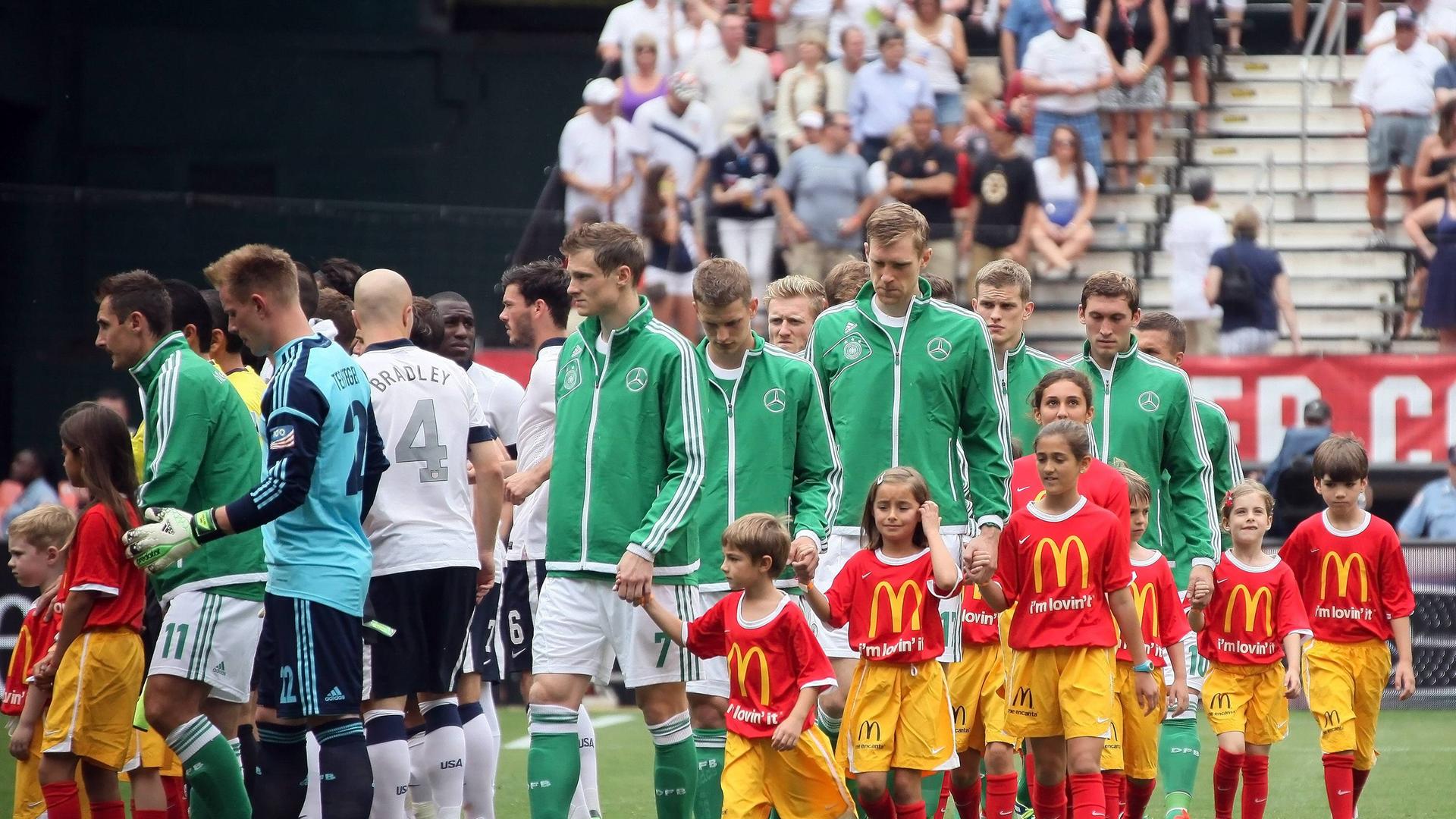 Mannschaften laufen ein - Länderspiel USA vs. Deutschland, RFK Stadium, GER v.li.: Miroslav Klose, Marc Andre ter Stegen, Marcell Jansen, Sven Bender, Andre Schürrle, Per Mertesacker, Lars Bender, Stefan Reinartz Mannschaften laufen ein - Länderspiel USA vs. Deutschland, RFK Stadium, GER v.li.: Miroslav Klose, Marc Andre ter Stegen, Marcell Jansen, Sven Bender, Andre Schürrle, Per Mertesacker, Lars Bender, Stefan Reinartz