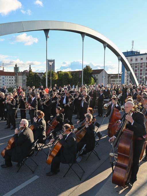 Musiker des Staatsorchesters spielen auf der Stadtbrücke für Dreharbeiten zum Imagefilm für die Bewerbung der Stadt Frankfurt (Oder) um den Standort des Zukunftszentrums