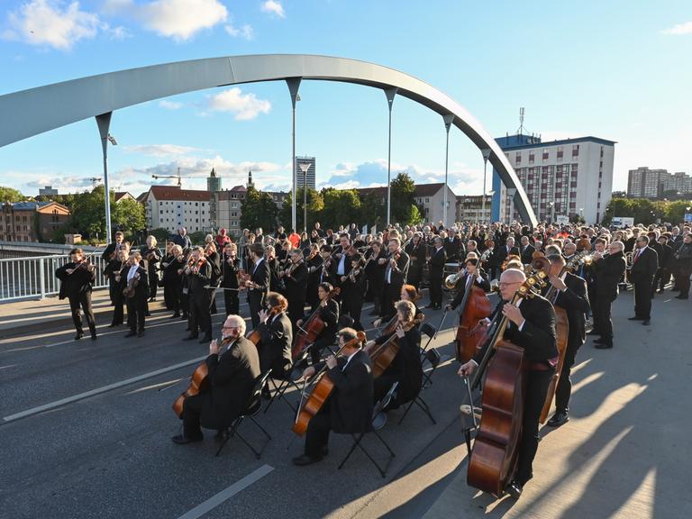 Musiker des Staatsorchesters spielen auf der Stadtbrücke für Dreharbeiten zum Imagefilm für die Bewerbung der Stadt Frankfurt (Oder) um den Standort des Zukunftszentrums