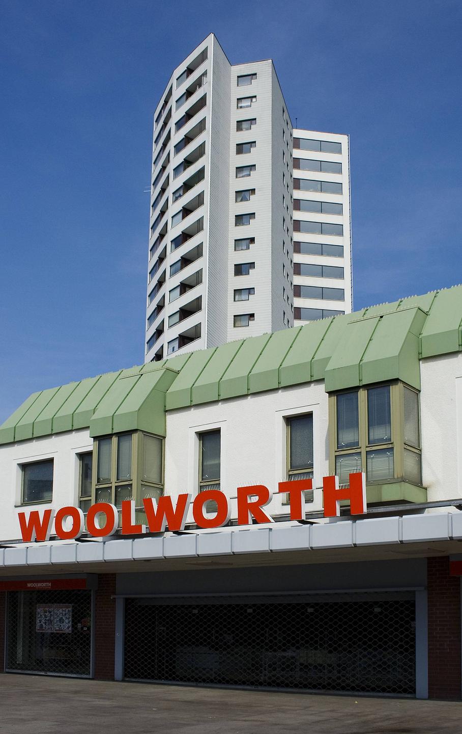 Woolworth-Filiale vor einem Wohnhaus des Architekten Alvar Aalto in Bremen-Neue Fahr Woolworth-Filiale vor einem Wohnhaus des Architekten Alvar Aalto in Bremen-Neue Fahr