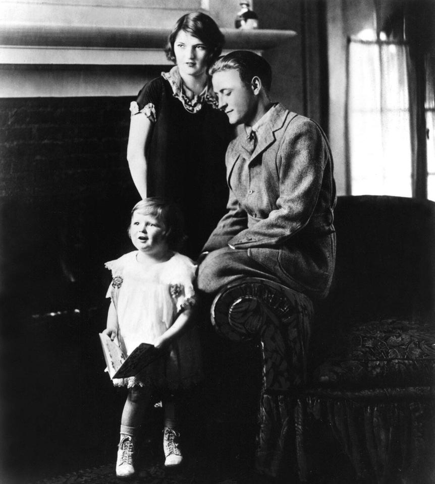 F. Scott Fitzgerald mit seiner Ehefrau Zelda und der gemeinsamen Tochter Frances Scottie (aufgenommen 1927).