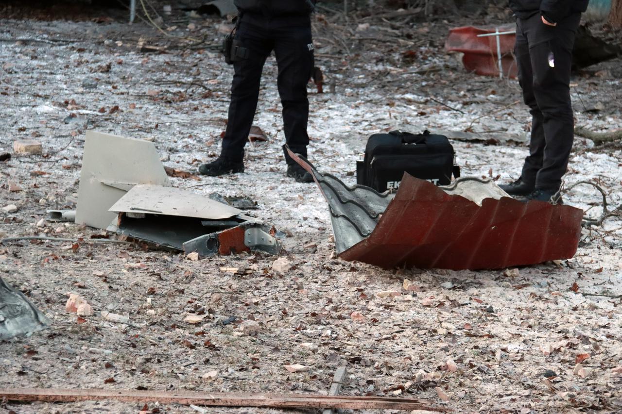 Das Foto zeigt Trümmerteile einer abgeschossenen Kamikaze-Drohne im Schewtschenkiwski-Bezirk von Kiew. Das Foto zeigt Trümmerteile einer abgeschossenen Kamikaze-Drohne im Schewtschenkiwski-Bezirk von Kiew.