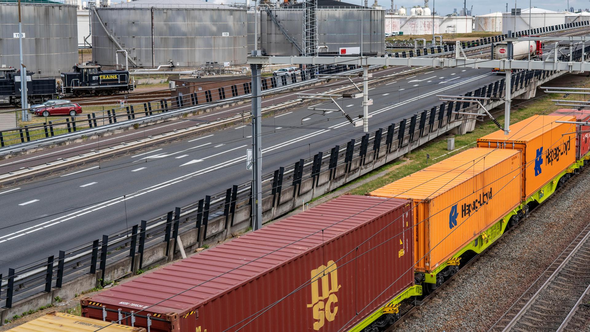 Ein Güterzug fährt in Rotterdam Ein Güterzug fährt in Rotterdam