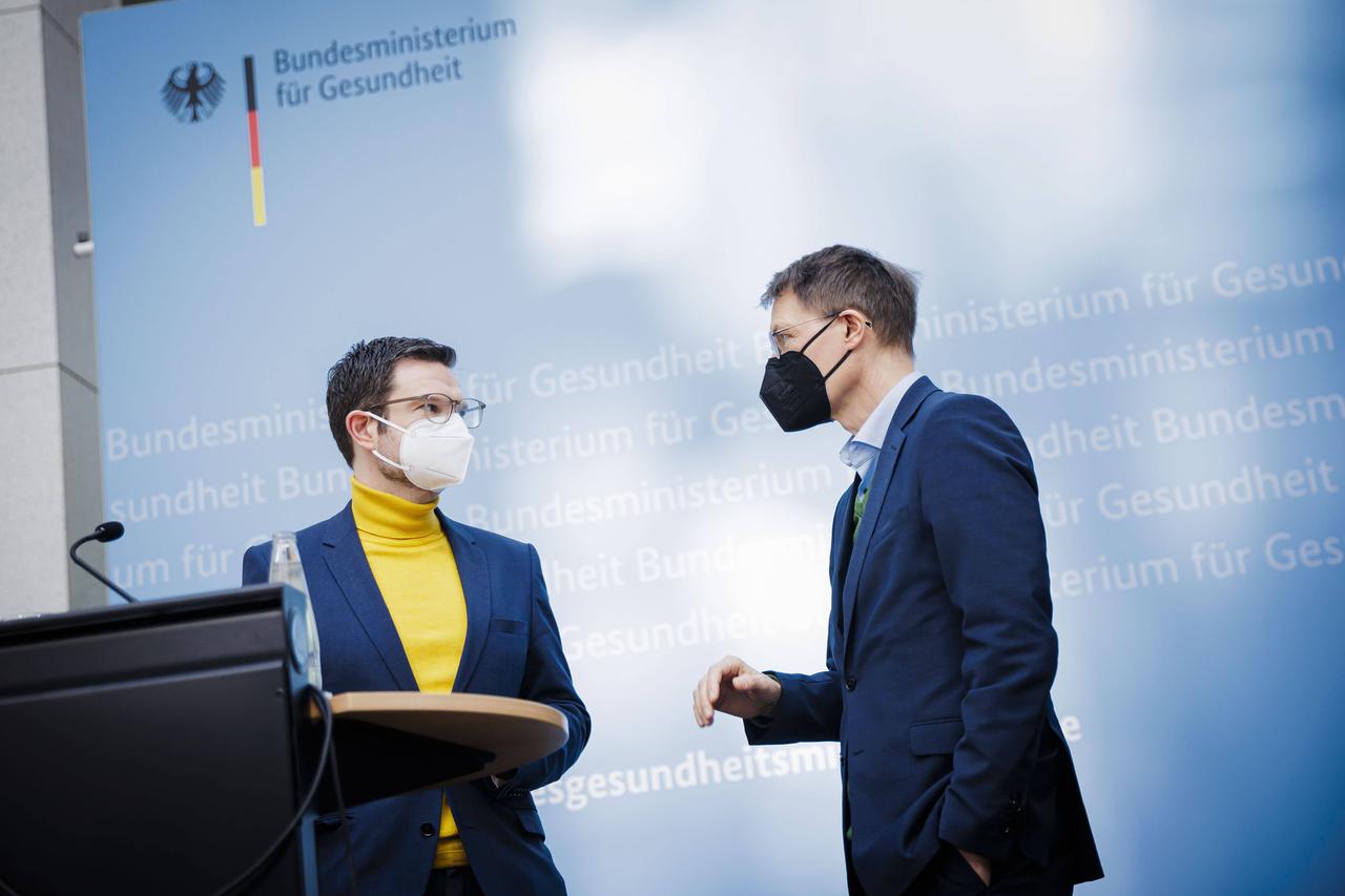 Bundesgesundheitsminister Karl Lauterbach (SPD), und Bundesjustizminister Marco Buschmann (FDP, links) bei der gemeinsame Pressekonferenz zur Novelle des Infektionsschutzgesetzes Bundesgesundheitsminister Karl Lauterbach (SPD), und Bundesjustizminister Marco Buschmann (FDP, links) bei der gemeinsame Pressekonferenz zur Novelle des Infektionsschutzgesetzes