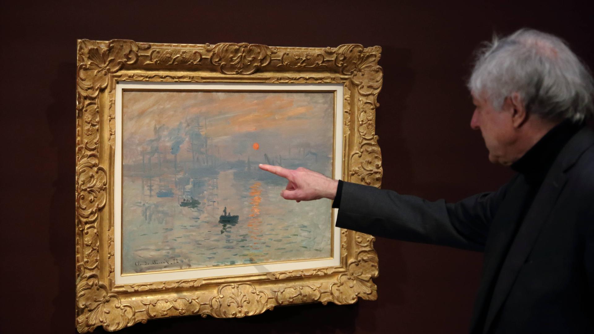 Erik Desmazieres, Direktor des Musee Marmottan Monet in Paris, betrachtet das Gemälde "Impression, Sonnenaufgang" von Claude Monet (1872) in der Ausstellung "Sonne. Die Quelle des Lichts in der Kunst" im Museum Barberini in Potsdam