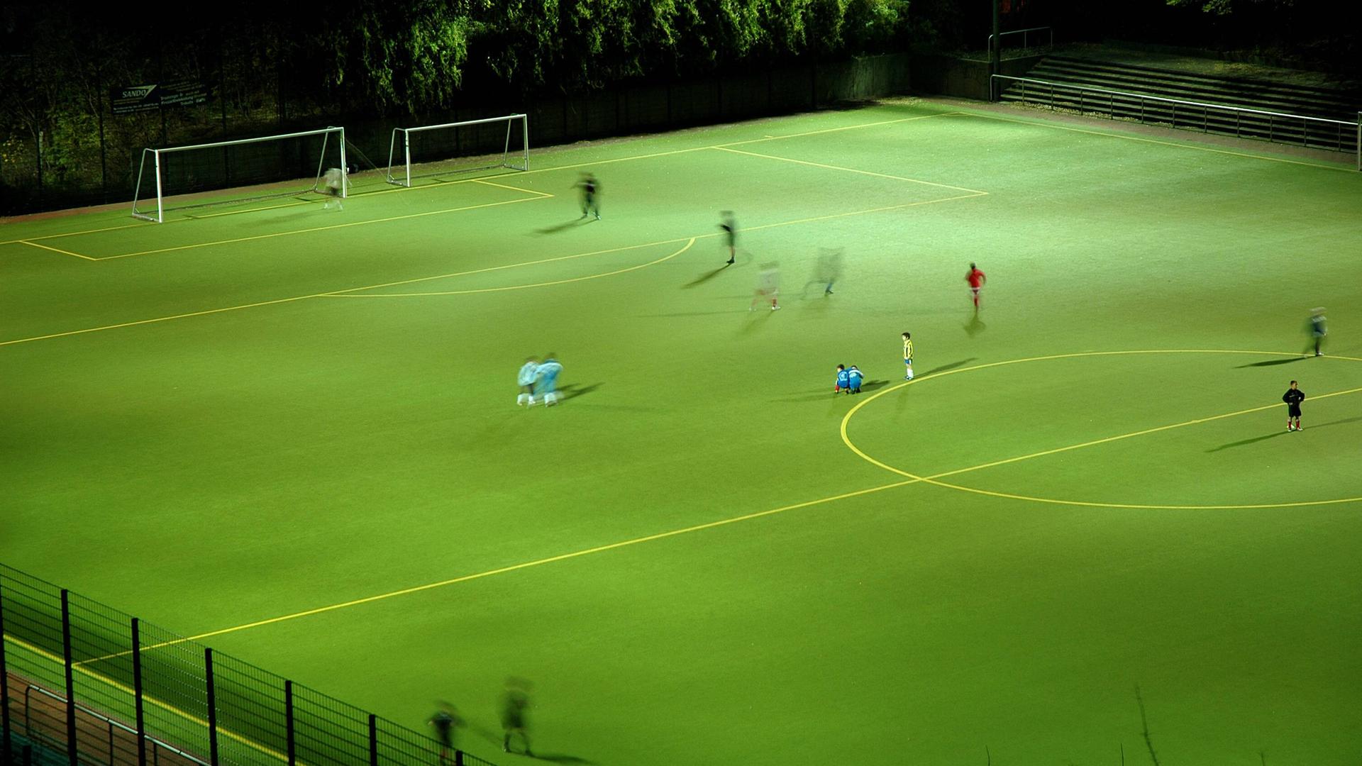 Eine Gruppe Jugendlicher beim Fußballtraining. Eine Gruppe Jugendlicher beim Fußballtraining.