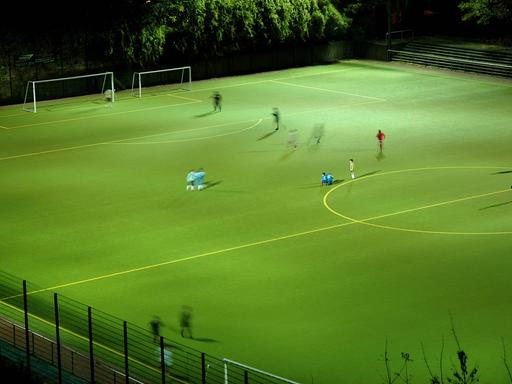 Eine Gruppe Jugendlicher beim Fußballtraining.