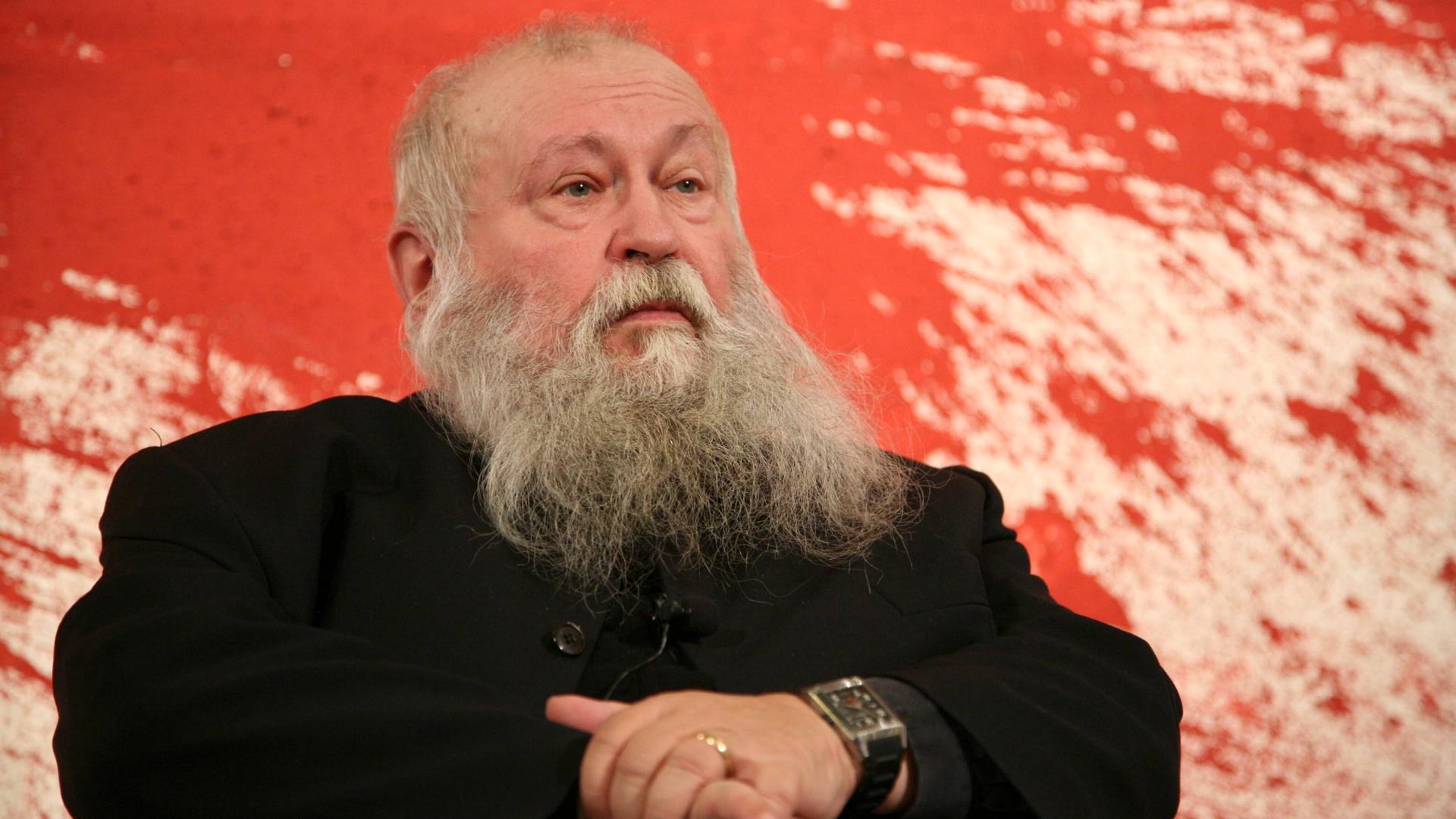 Der österreichische Aktions-Künstler Hermann Nitsch. Im Hintergrund ist ein Bild mit Blut gemalt. Der österreichische Aktions-Künstler Hermann Nitsch. Im Hintergrund ist ein Bild mit Blut gemalt.