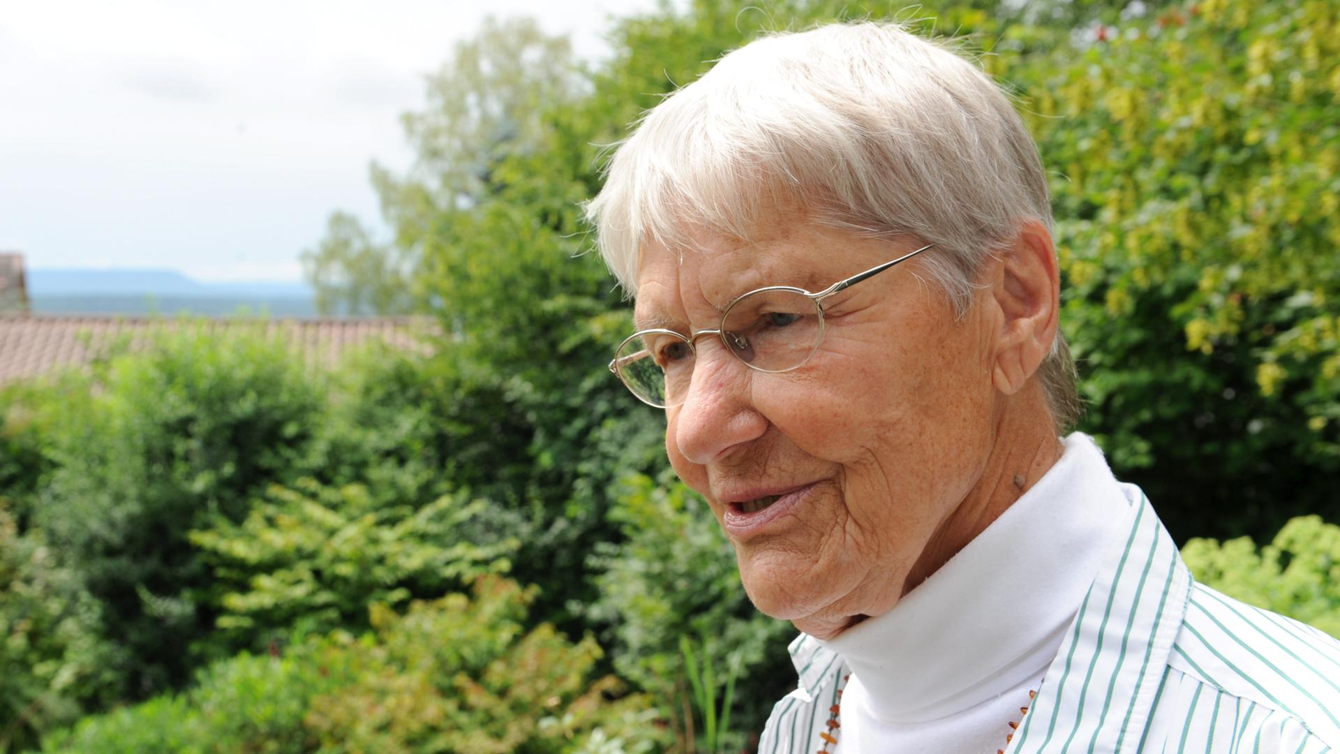 Inge Jens im Garten ihres Hauses in Tübingen Inge Jens im Garten ihres Hauses in Tübingen