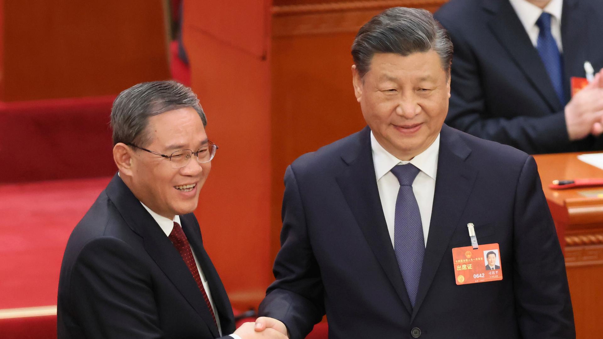 Chinas Staatschef Xi Jinping (rechts) gratuliert per Handschlag dem neuen Premierminister Li Qiang (links).