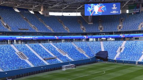 Das Finale der Champions League soll in der Gazprom Arnea in Sankt Petersburg stattfinden - aus der Politik kommen Forderungen nach einer Verlegung durch die UEFA. Das Finale der Champions League soll in der Gazprom Arnea in Sankt Petersburg stattfinden - aus der Politik kommen Forderungen nach einer Verlegung durch die UEFA.