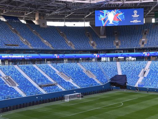 Das Finale der Champions League soll in der Gazprom Arnea in Sankt Petersburg stattfinden - aus der Politik kommen Forderungen nach einer Verlegung durch die UEFA.