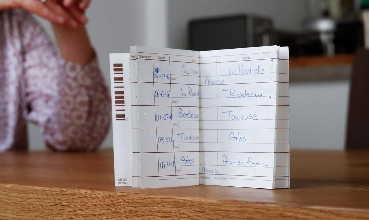 Elke Tesche, Reisebloggerin, zeigt ihren Interrailausweis von 1986.
