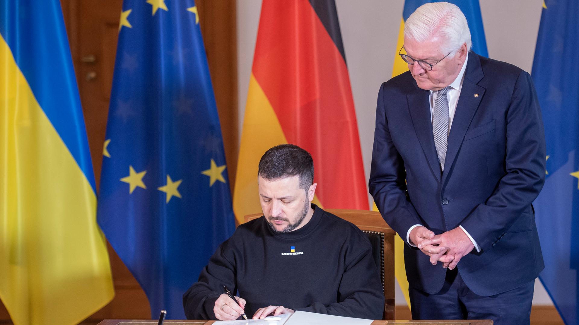 Wolodymyr Selenskyj trägt sich in das Gästebuch von Schloss Bellevue ein, neben ihm steht Bundespräsident Frank-Walter Steinmeier. Wolodymyr Selenskyj trägt sich in das Gästebuch von Schloss Bellevue ein, neben ihm steht Bundespräsident Frank-Walter Steinmeier.