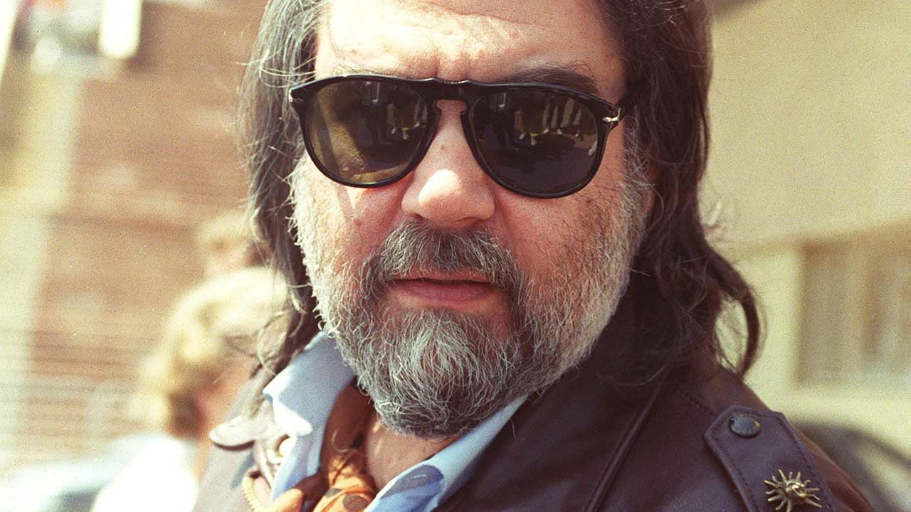 Mann mit Sonnenbrille schaut in die Kamera: Vangelis 1991 in Cannes. Mann mit Sonnenbrille schaut in die Kamera: Vangelis 1991 in Cannes.