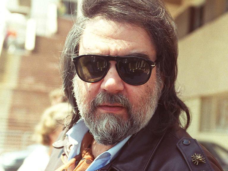 Mann mit Sonnenbrille schaut in die Kamera: Vangelis 1991 in Cannes.
