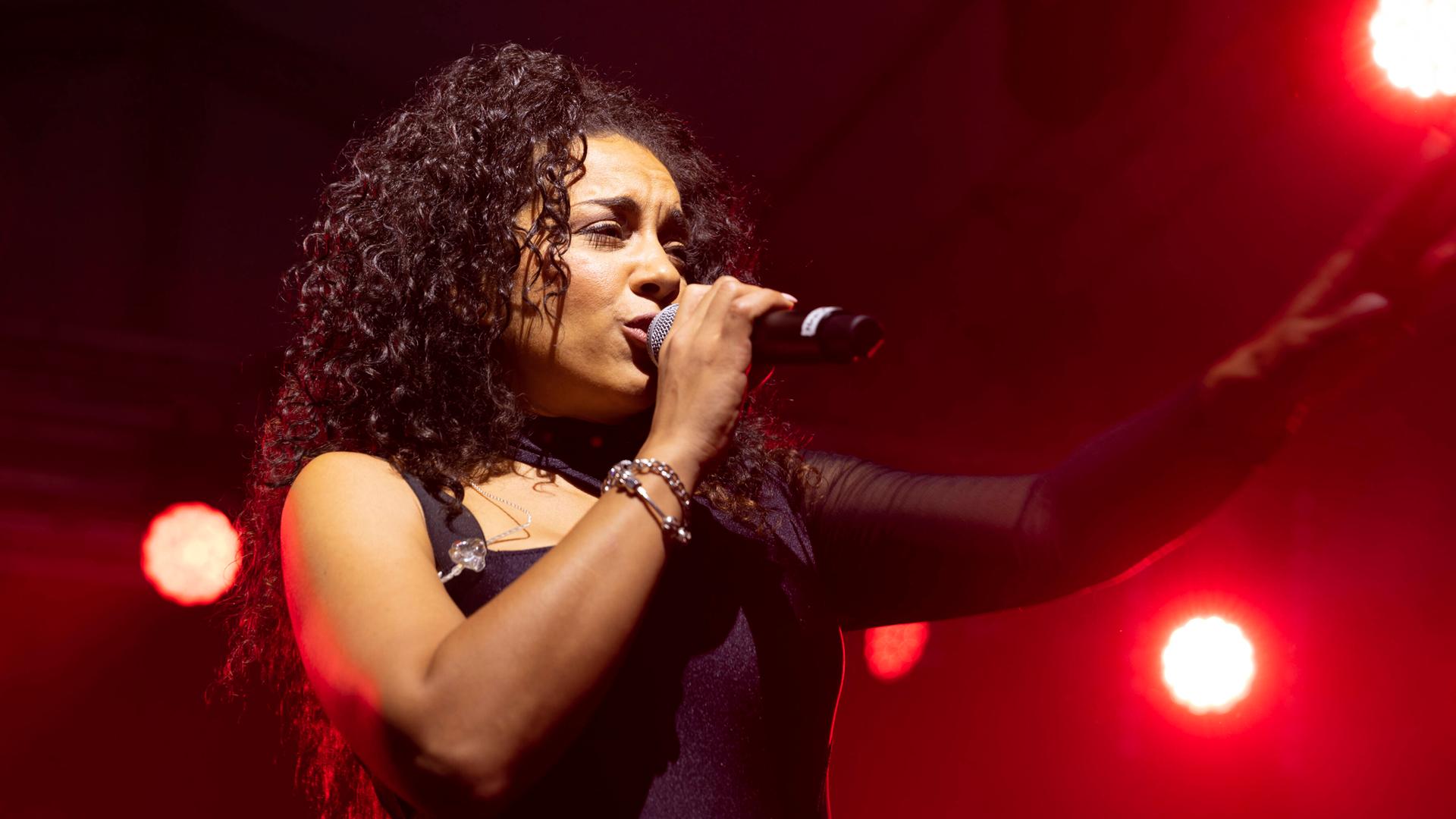 Nadja Benaissa von den No Angels auf einer Bühne Nadja Benaissa von den No Angels auf einer Bühne