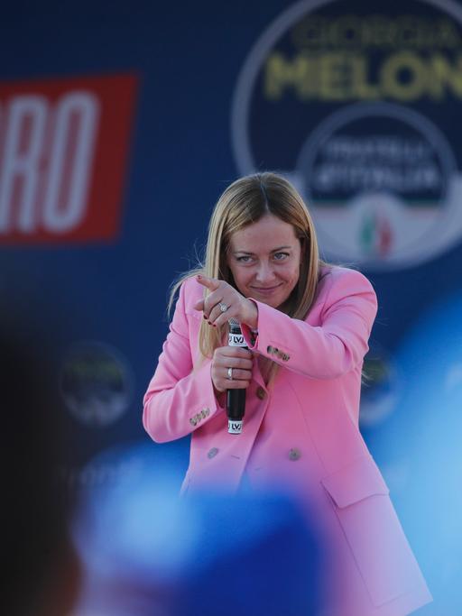 Die Kandidation für das Amt des Ministerpräsidenten in Italien, Giorgia Meloni von der Partei 'Fratelli D'Italia', werden gute Chancen auf einen Sieg eingeräumt.