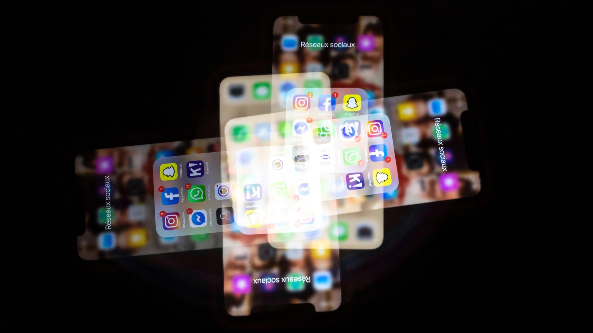 Ein Smartphone mit unzähligen Social-Media-Apps Ein Smartphone mit unzähligen Social-Media-Apps