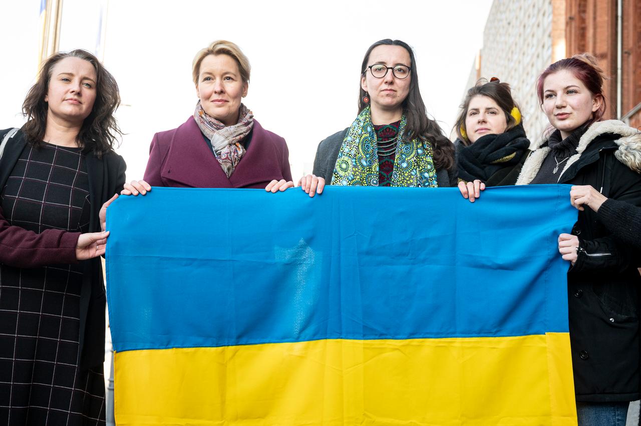 Oleksandra Bienert (3.v.l), in der Ukraine geborene Aktivistin und Expertin, und Franziska Giffey (SPD, 2.v.l), Regierende Bürgermeisterin von Berlin, halten mit Vertreterinnen und Vertretern der ukrainischen Zivilgesellschaft vor dem Roten Rathaus eine ukrainische Flagge in der Hand.