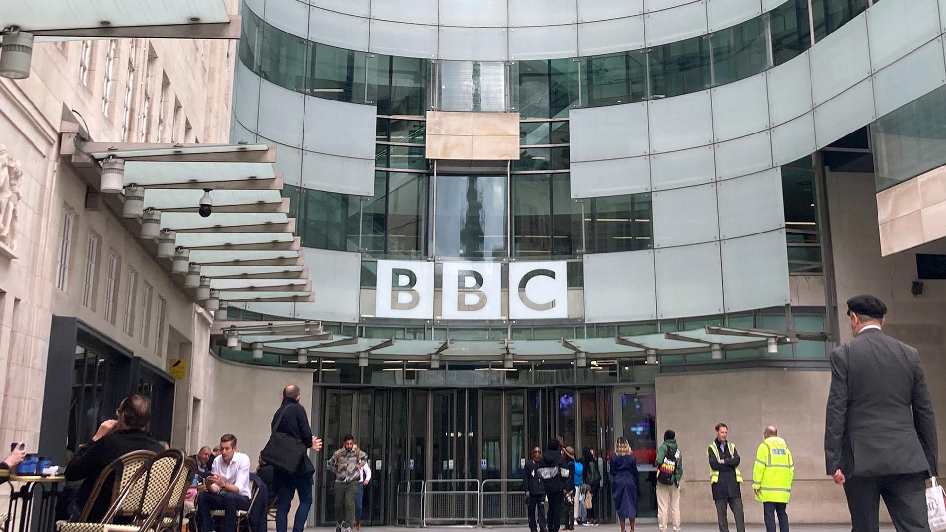 Das Sender-Logo prangt am Eingang der britischen Rundfunkanstalt BBC.