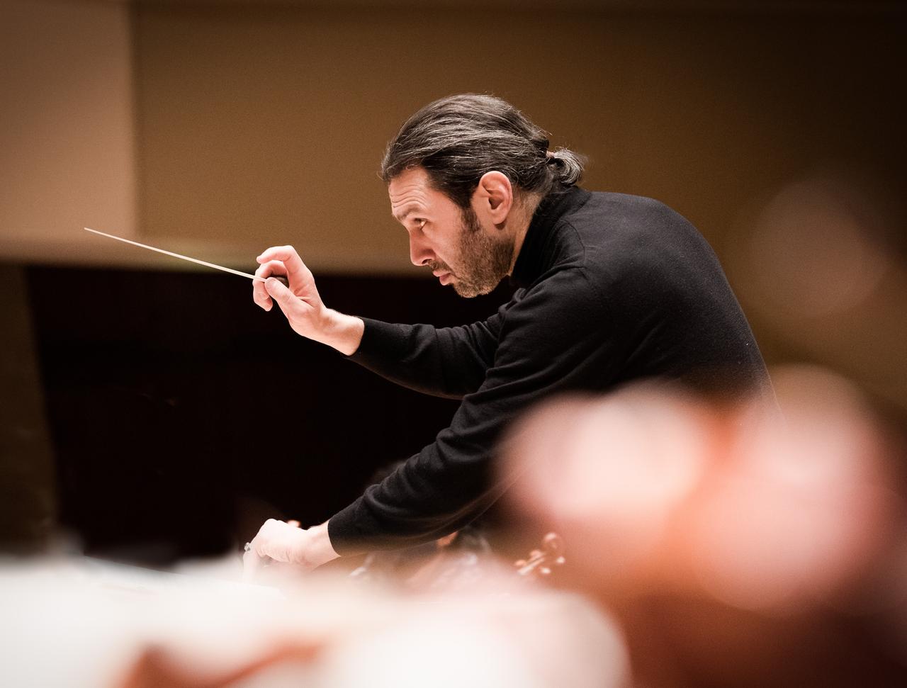Vladimir Jurowski gibt gebeugt seinen Musikern mit dem Dirigierstab ein Zeichen für den Einsatz. Vladimir Jurowski gibt gebeugt seinen Musikern mit dem Dirigierstab ein Zeichen für den Einsatz.