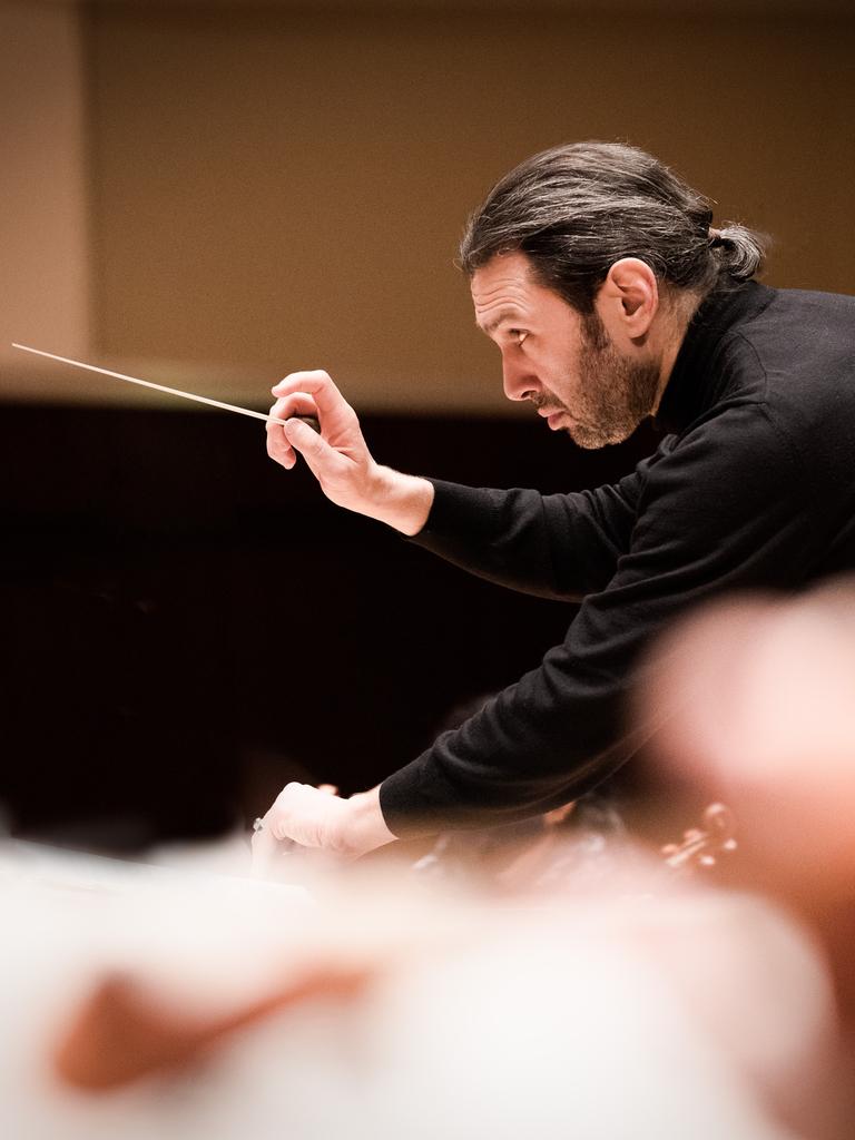 Vladimir Jurowski gibt gebeugt seinen Musikern mit dem Dirigierstab ein Zeichen für den Einsatz. Vladimir Jurowski gibt gebeugt seinen Musikern mit dem Dirigierstab ein Zeichen für den Einsatz.