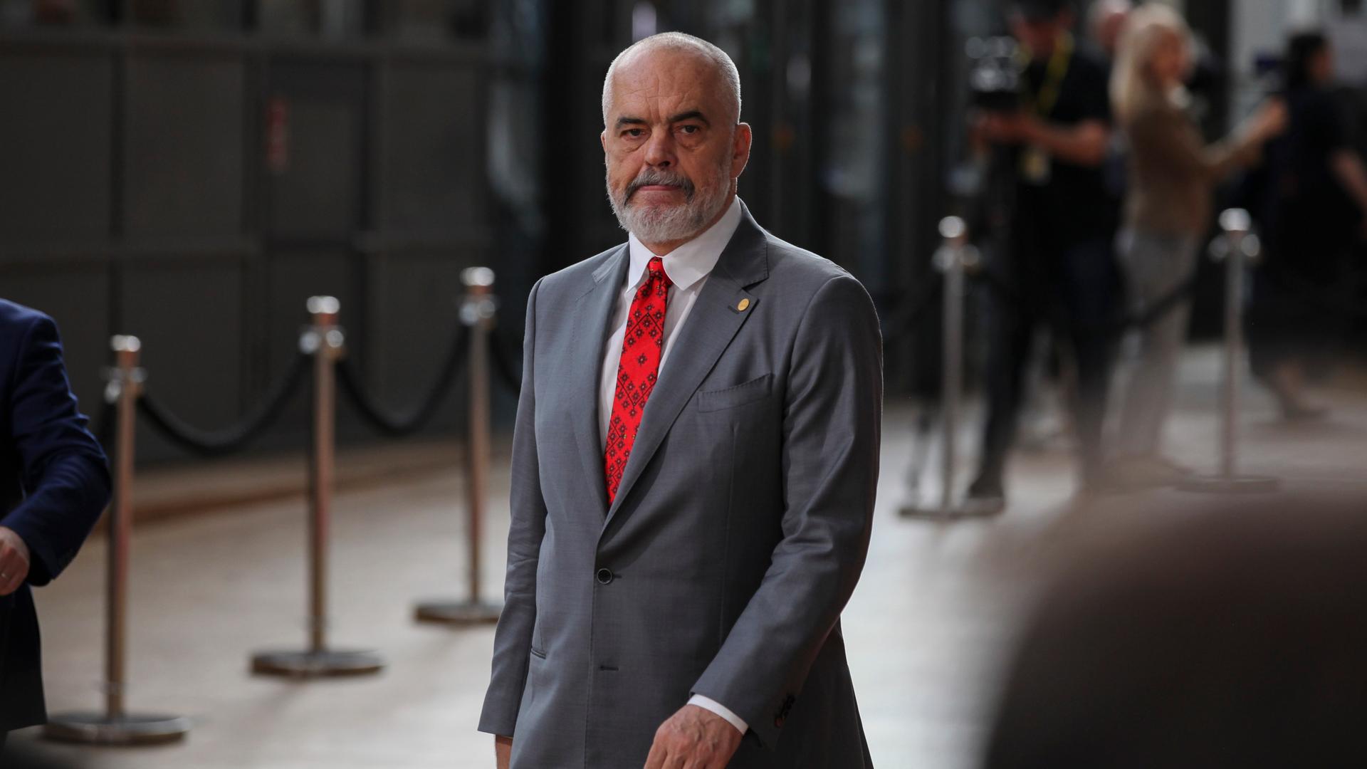 Der albanische Regierungschef Edi Rama befindet sich auf einem EU-Treffen und wird vor einem Gebäude von Journalisten gefilmt. Der albanische Regierungschef Edi Rama befindet sich auf einem EU-Treffen und wird vor einem Gebäude von Journalisten gefilmt.