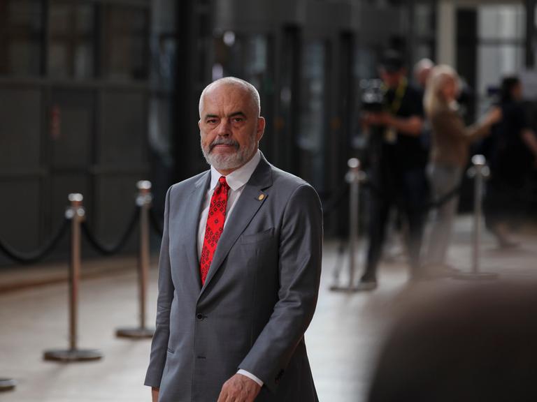 Der albanische Regierungschef Edi Rama befindet sich auf einem EU-Treffen und wird vor einem Gebäude von Journalisten gefilmt.