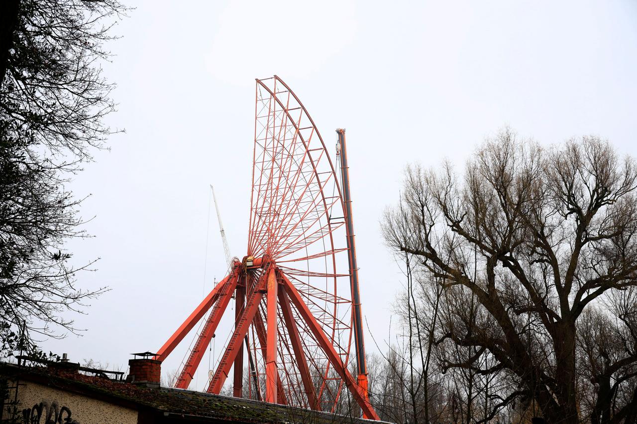 Im Vordergrund sind blattlose Laubbäume zu sehen, im Hintergrund das Riesenrad im Berliner Spreepark, das gerade abgebaut wird. Ein Teil des Rades fehlt bereits. Im Vordergrund sind blattlose Laubbäume zu sehen, im Hintergrund das Riesenrad im Berliner Spreepark, das gerade abgebaut wird. Ein Teil des Rades fehlt bereits.