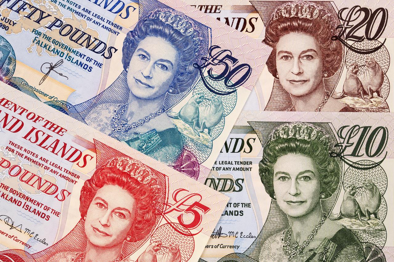 Buntbedruckte Geldscheine mit dem Porträt der Queen.