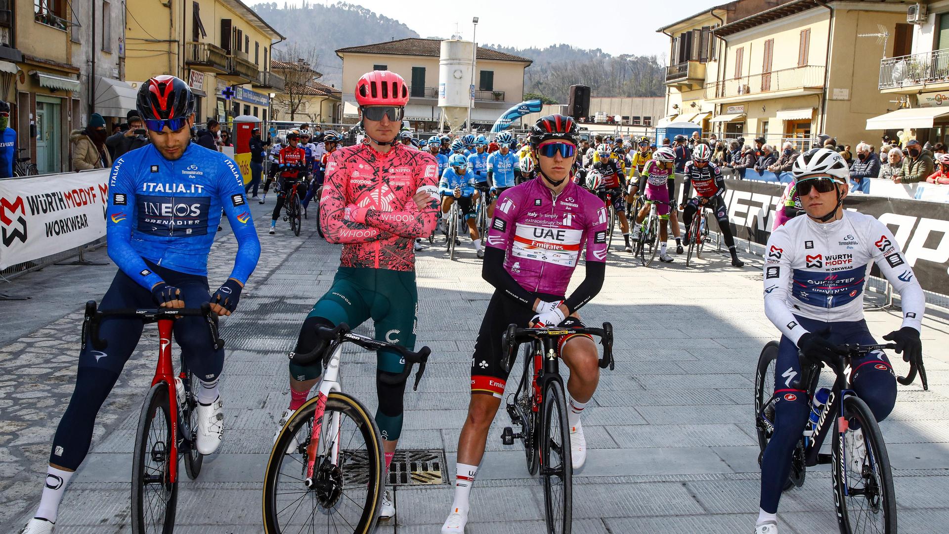 Zur Schweigeminute beim Tirreno Adriatico wurden die Stars nach vorn geschickt – und der einzige Ukrainer im Feld: Mark Padun (Mitte). Zur Schweigeminute beim Tirreno Adriatico wurden die Stars nach vorn geschickt – und der einzige Ukrainer im Feld: Mark Padun (Mitte).
