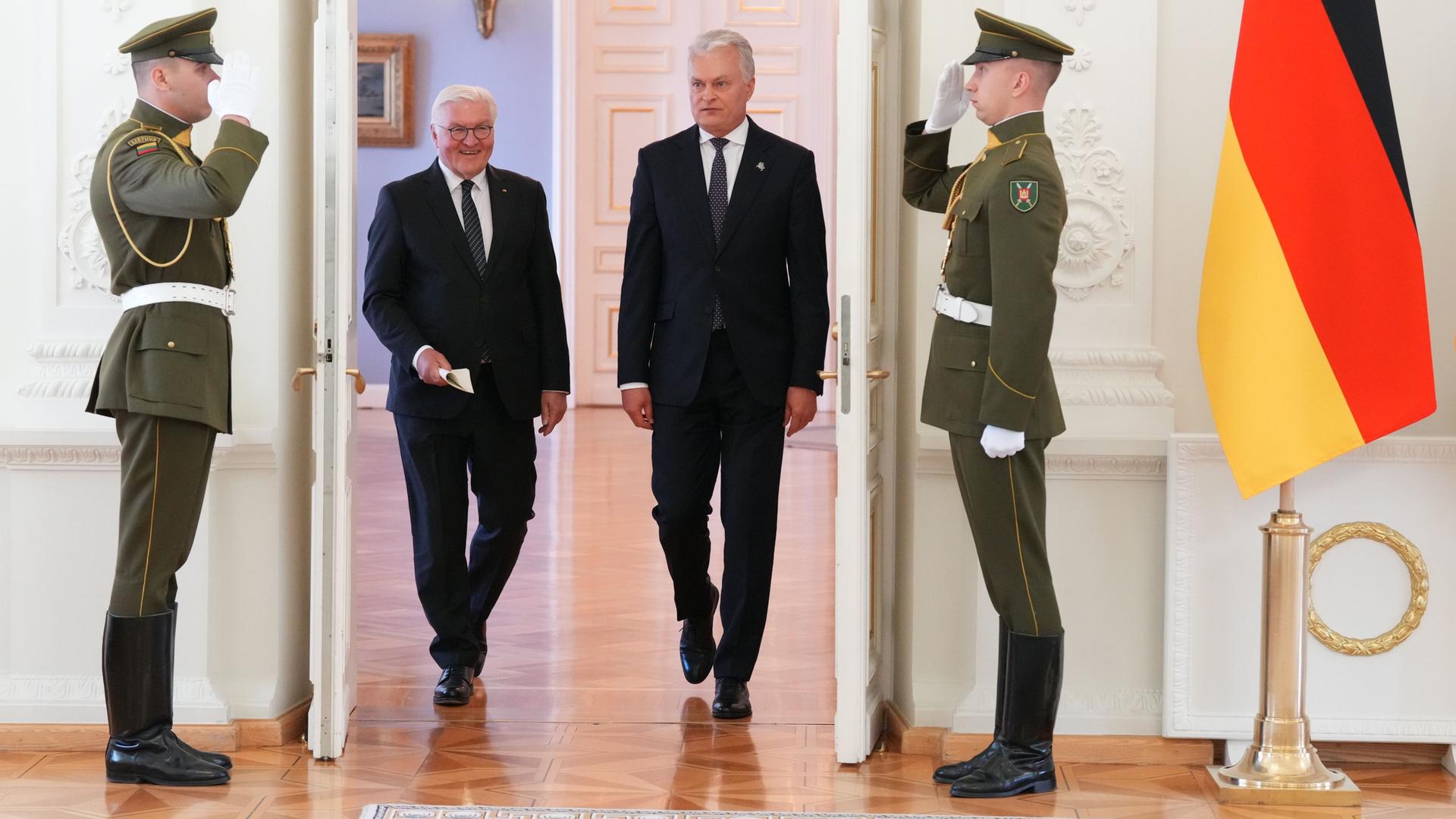 Vilnius: Bundespräsident Frank-Walter Steinmeier (l) und Litauens Präsident Gitanas Nauseda kommen zu einer gemeinsamen Pressekonferenz in den Weißen Saal des Präsidentenpalastes. Vilnius: Bundespräsident Frank-Walter Steinmeier (l) und Litauens Präsident Gitanas Nauseda kommen zu einer gemeinsamen Pressekonferenz in den Weißen Saal des Präsidentenpalastes.