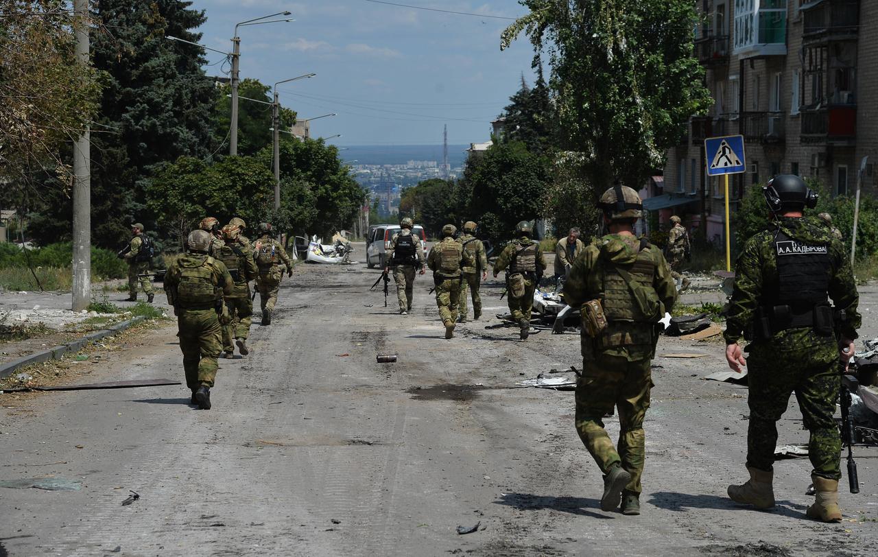 Prorussische Streitkräfte Anfang Juli auf einer Straße in Lyssytschansk Prorussische Streitkräfte Anfang Juli auf einer Straße in Lyssytschansk