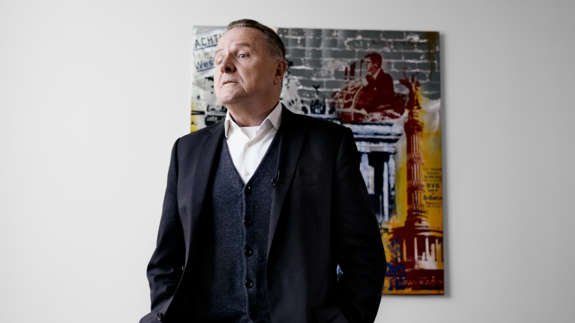 Georg Pazderski, Vorsitzender der AfD-Fraktion im Berliner Abgeordnetenhaus, im schwarzen Jacket und weißen Hemd mit den Händen in den Hosentaschen vor einem Berlin-Bild Georg Pazderski, Vorsitzender der AfD-Fraktion im Berliner Abgeordnetenhaus, im schwarzen Jacket und weißen Hemd mit den Händen in den Hosentaschen vor einem Berlin-Bild