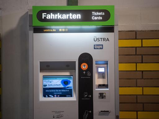 Ein Fahrkartenautomat steht an einer Haltestelle der Ãstra Hannoverschen Verkehrsbetriebe.
