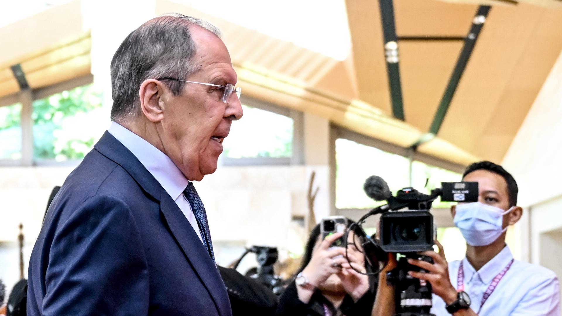 Der russische Außenminister Sergej Lawrow im Profil. Rechts von ihm steht ein Kamera-Team. Der russische Außenminister Sergej Lawrow im Profil. Rechts von ihm steht ein Kamera-Team.