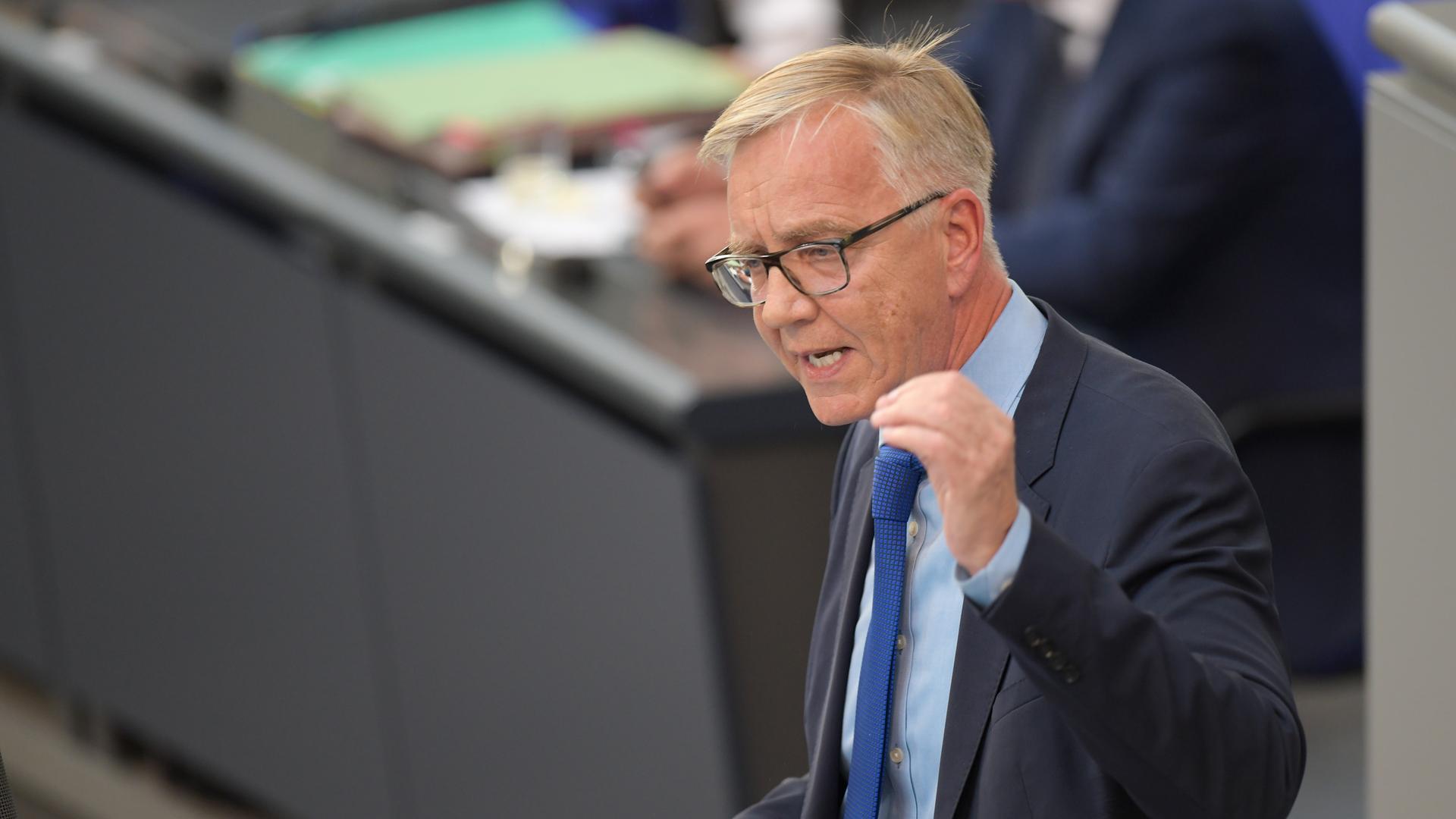 Dr. Dietmar Bartsch (Die Linke) am Rednerpult des Deutschen Bundestags Dr. Dietmar Bartsch (Die Linke) am Rednerpult des Deutschen Bundestags