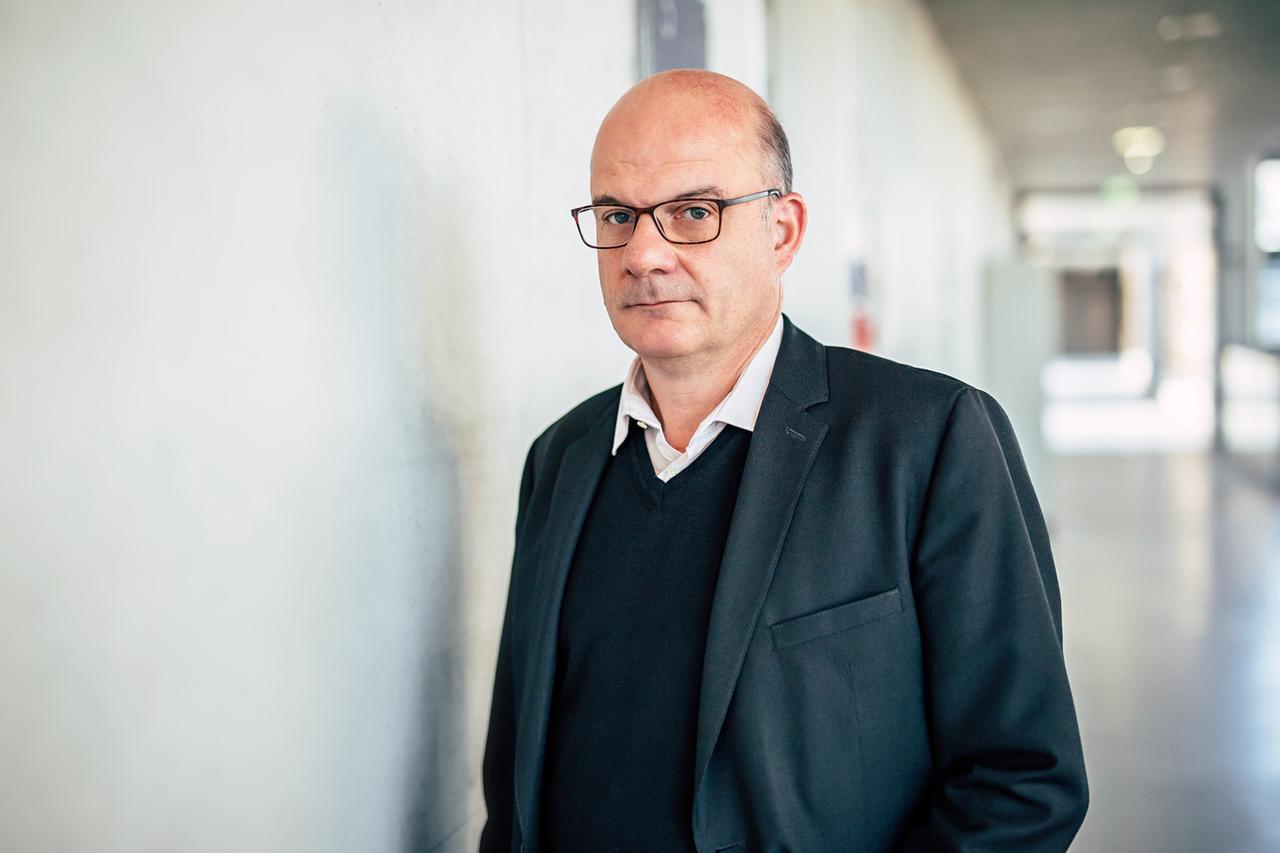Prof. Dr. Thomas Kater steht an einer Wand geleht in einem Gang eines Bürogebäudes. Er ist Außerplanmäßiger Professor am Institut für Philosophie
Geisteswissenschaftliches Zentrum der Universität Leipzig. Prof. Dr. Thomas Kater steht an einer Wand geleht in einem Gang eines Bürogebäudes. Er ist Außerplanmäßiger Professor am Institut für Philosophie
Geisteswissenschaftliches Zentrum der Universität Leipzig.