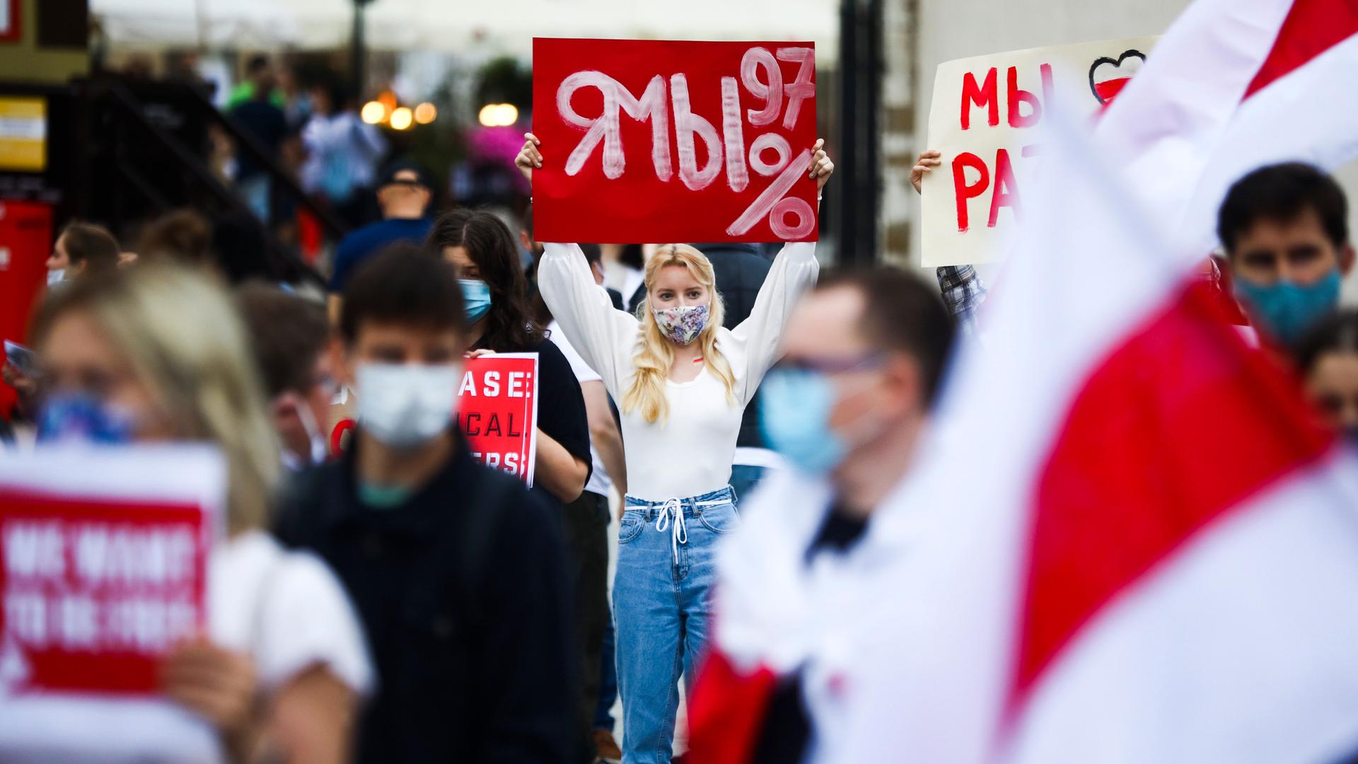 Menschen protestieren auf dem Hauptplatz während einer Solidaritätskundgebung mit politischen Gefangenen in Belarus. Krakau, Polen am 3. Juli 2020. Nach der Verhaftung von Viktor Babariko, dem Hauptgegner von Alexander Lukaschenko bei den belarussischen Präsidentschaftswahlen, wurden in vielen Ländern Aktionen gegen politische Unterdrückung und Verfolgung in Belarus durchgeführt, um das Recht der Belarussen auf demokratische Wahlen am 9. August zu gewährleisten. Menschen protestieren auf dem Hauptplatz während einer Solidaritätskundgebung mit politischen Gefangenen in Belarus. Krakau, Polen am 3. Juli 2020. Nach der Verhaftung von Viktor Babariko, dem Hauptgegner von Alexander Lukaschenko bei den belarussischen Präsidentschaftswahlen, wurden in vielen Ländern Aktionen gegen politische Unterdrückung und Verfolgung in Belarus durchgeführt, um das Recht der Belarussen auf demokratische Wahlen am 9. August zu gewährleisten.