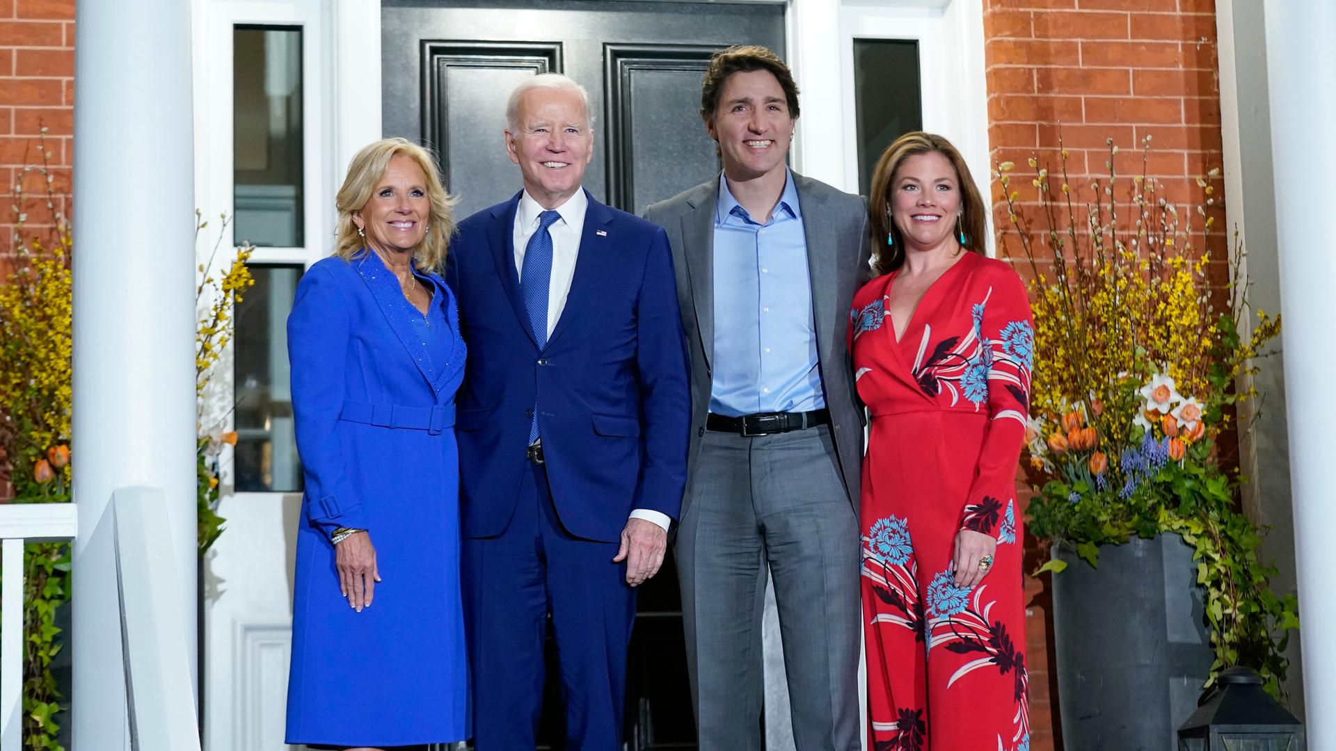 Joe Biden (2.v.l), Präsident der USA, und First Lady Jill Biden (l) werden von Justin Trudeau (2.v.r), Premierminister von Kanada, und seiner Frau Sophie Gregoire Trudeau am Rideau Cottage begrüßt.