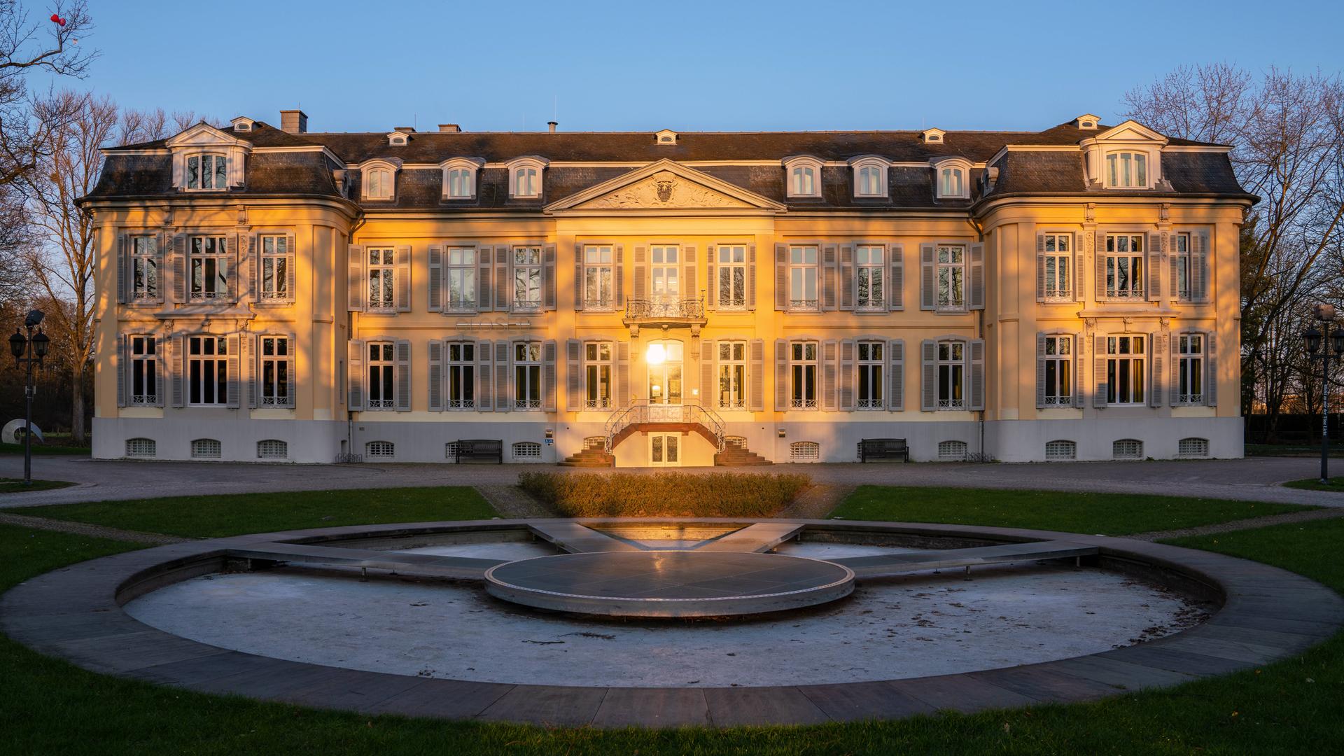 Das Museum Schloss Morsbroich im Abendlicht.