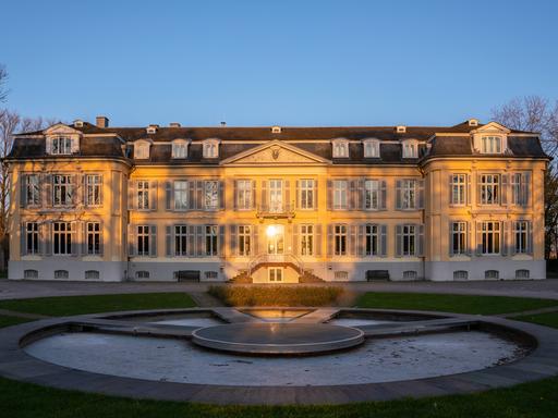 Das Museum Schloss Morsbroich im Abendlicht.