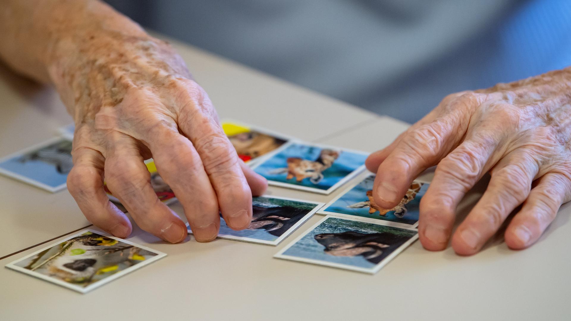 Eine Bewohnerin des Altenheims Maria Eich spielt auf einer Pflegestation das Spiel "Memory" und legt Kartenpaare zusammen. Eine Bewohnerin des Altenheims Maria Eich spielt auf einer Pflegestation das Spiel "Memory" und legt Kartenpaare zusammen.