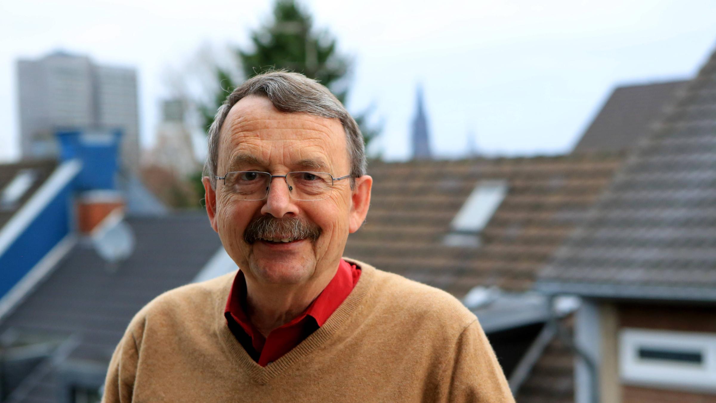 Portrait des Soziologen Wolfgang Streeck vor dem Kölner Stadtpanorama Portrait des Soziologen Wolfgang Streeck vor dem Kölner Stadtpanorama