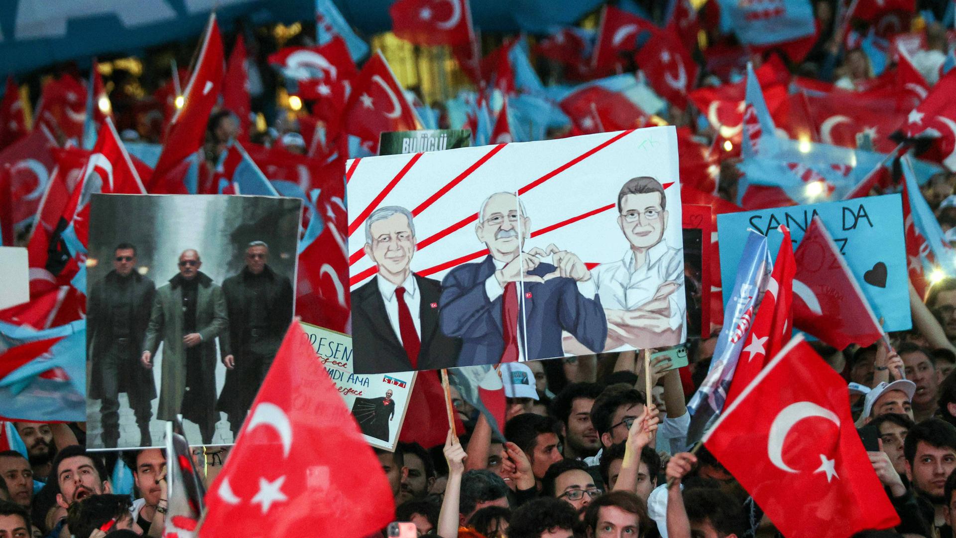Anhänger des Präsidentschaftskandidaten Kemal Kilicdaroglu bei einer Wahlkampfveranstaltung in der Türkei. Anhänger des Präsidentschaftskandidaten Kemal Kilicdaroglu bei einer Wahlkampfveranstaltung in der Türkei.