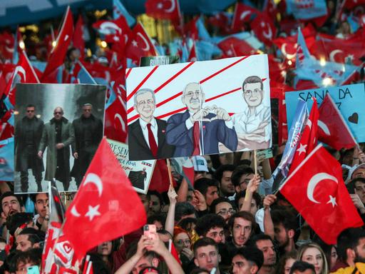 Anhänger des Präsidentschaftskandidaten Kemal Kilicdaroglu bei einer Wahlkampfveranstaltung in der Türkei.