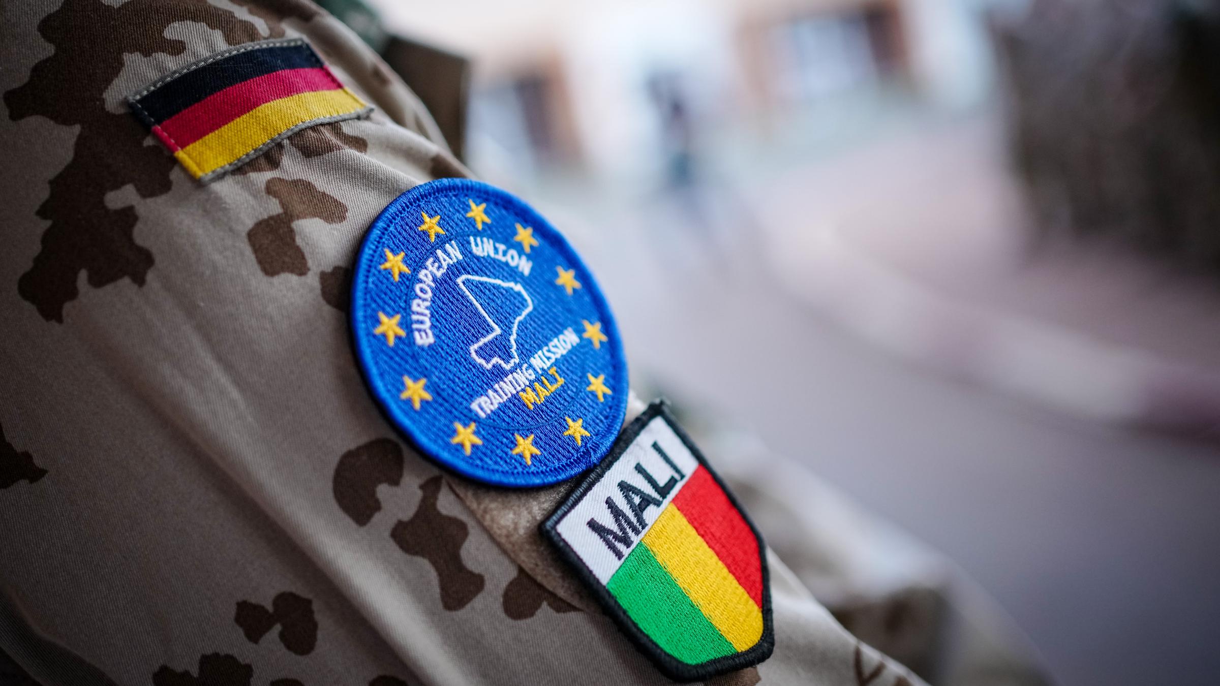 Der Arm eines Bundeswehrsoldaten der European Union Training Mission Mali \(EUTM\) in Bamako in Mali 